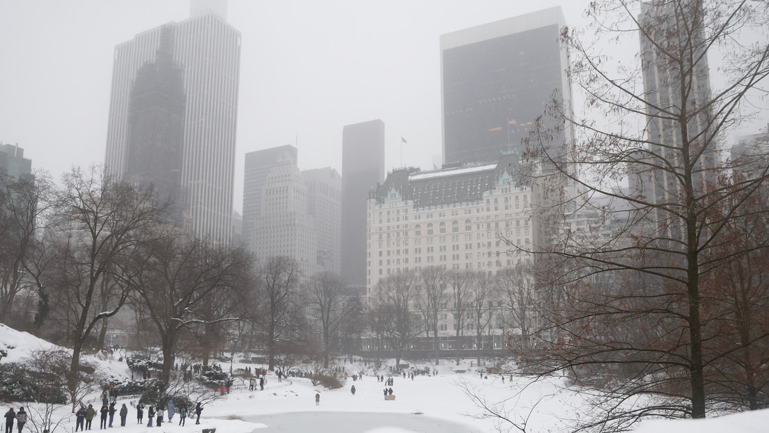 Un millón de personas se quedan sin electricidad mientras una fuerte tormenta invernal paraliza EE.UU. 