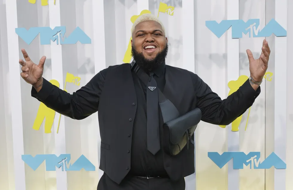 J Balvin, Diana Flores y Deion Sanders van al 'Flag Football Game' del Super Bowl LX