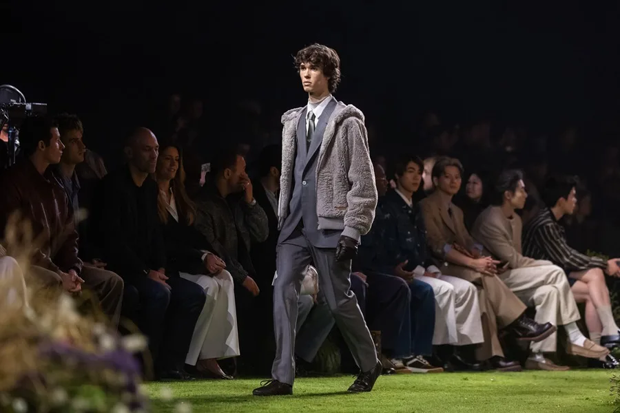 Louis Vuitton exhibe su moda masculina en París en una casa de diseño minimalista | 3 | Louis Vuitton París