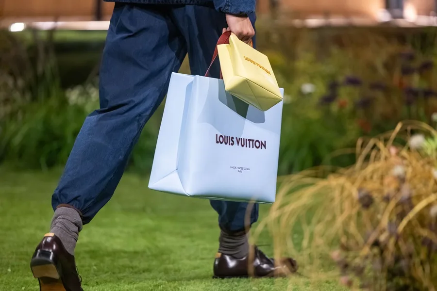 Louis Vuitton exhibe su moda masculina en París en una casa de diseño minimalista | 4 | Louis Vuitton París