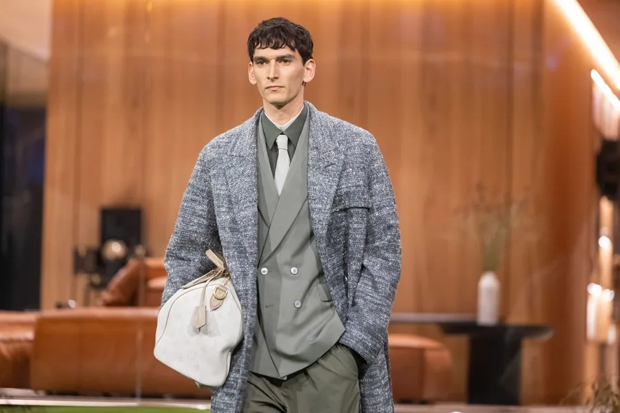 Louis Vuitton exhibe su moda masculina en París en una casa de diseño minimalista