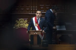 Presidente de Perú descarta dimitir y dice que se quiere desestabilizar al Gobierno