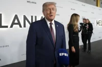 Trump dice que mantiene conversaciones con Irán mientras amenaza con un ataque militar