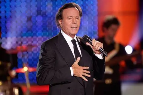 Julio Iglesias niega acusaciones en su contra y afirma "causan gran tristeza"