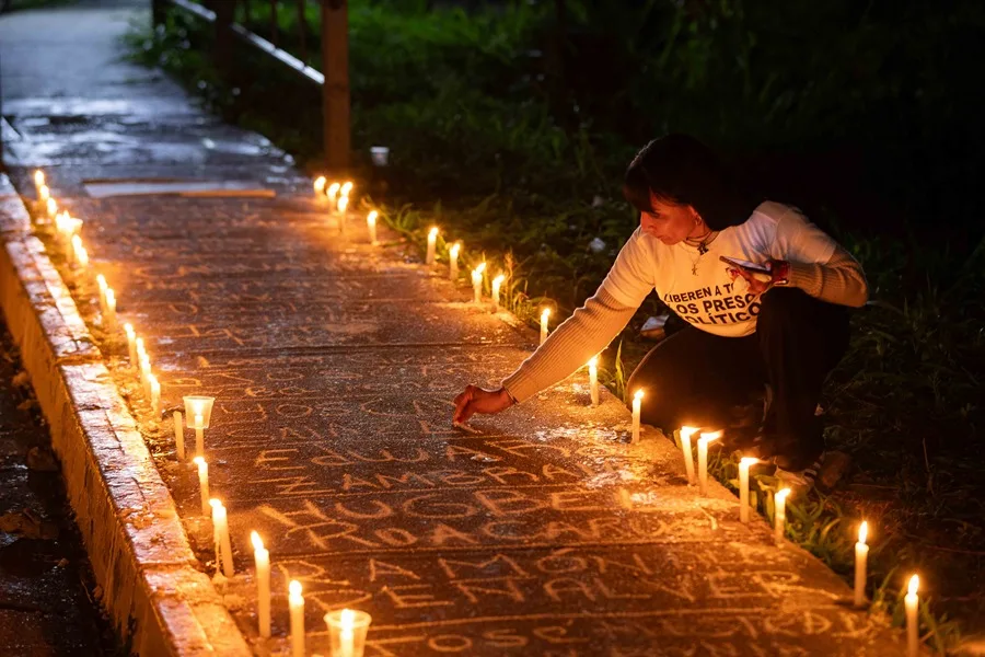 Unas 80 familias duermen afuera de un penal de Venezuela por la liberación de los presos políticos