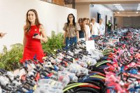 Hijas del presidente Abinader visitan montaje de “Plásticos por Juguetes” en la Alcaldía del DN