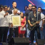 Ayuntamiento de Los Alcarrizos reconoce a Dalvin La Melodía en histórica fiesta popular