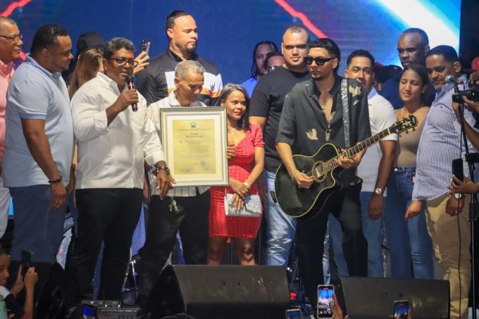 Ayuntamiento de Los Alcarrizos reconoce a Dalvin La Melodía en histórica fiesta popular