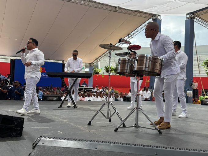 A ritmo de Chiquito Team Band estrenan la Plaza Multiuso de El Seibo; esta noche habrá concierto gratuito