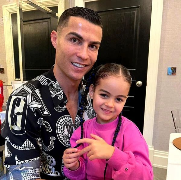 Hija de Cristiano Ronaldo se vuelve viral por cantar un tema de Céline Dion