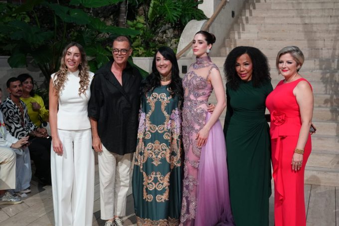 Miss Universo y Giannina Azar se unen en desfile por el autismo en República Dominicana