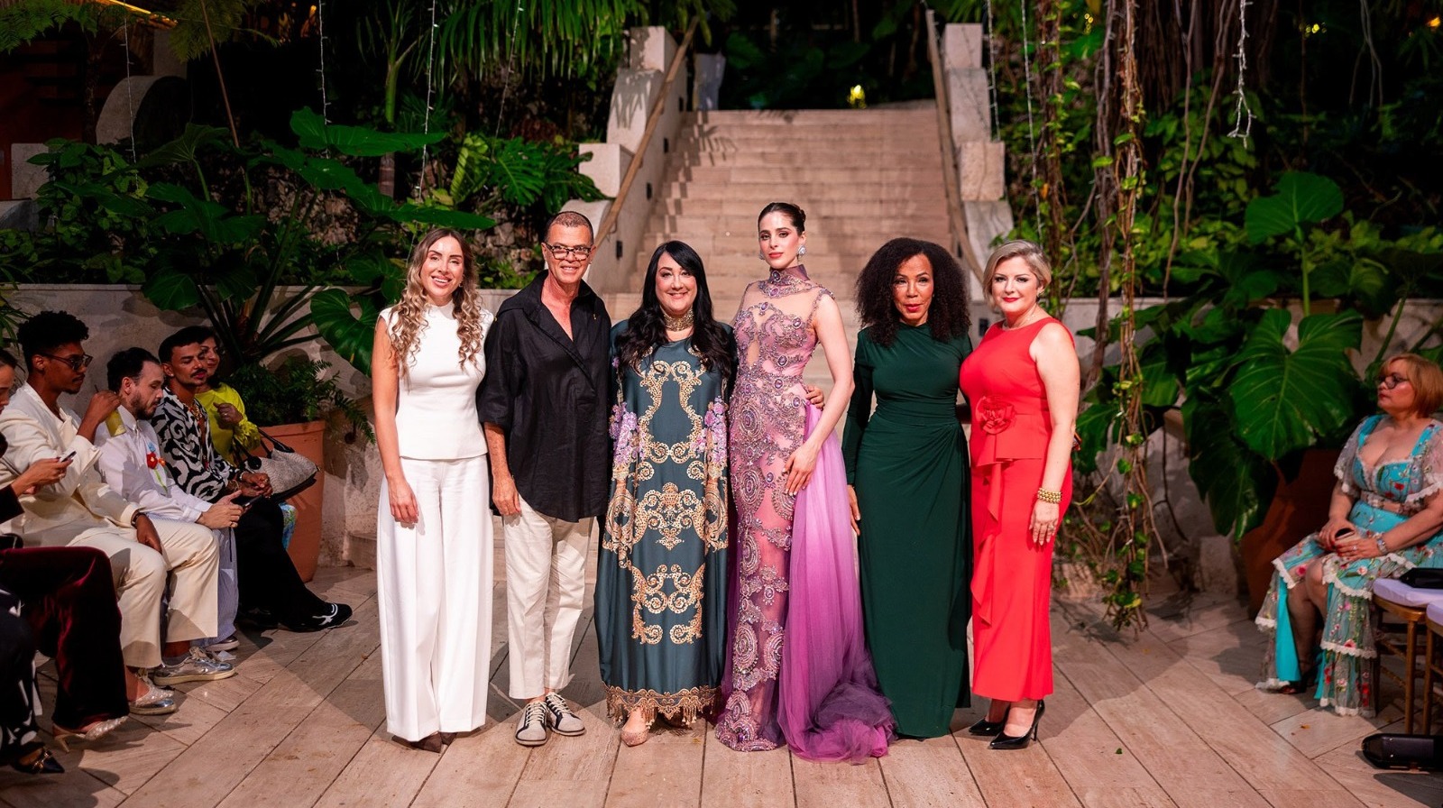 Miss Universo y Giannina Azar se unen en desfile por el autismo en RD