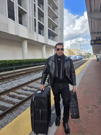 Tony Batista pone voz a la realidad de la diáspora con su canción “Me voy de New York