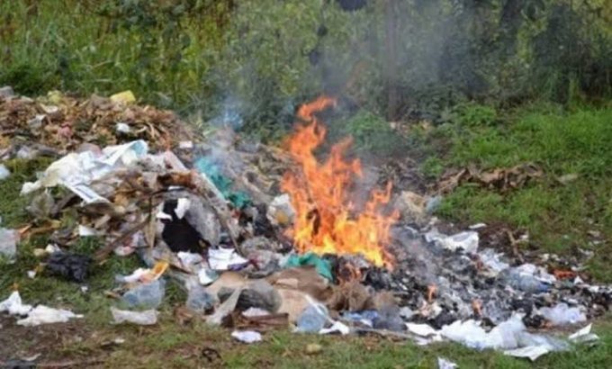 Vecinos incendian basura en Los Alcarrizos ante semanas sin recogida