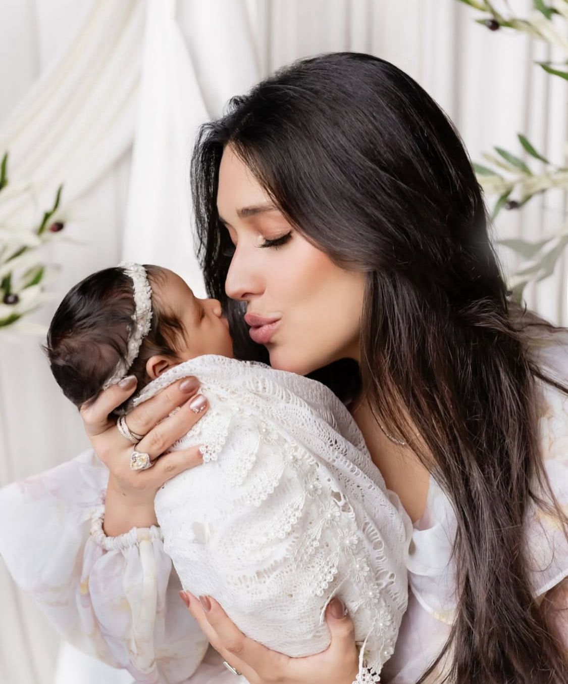 Amelia Vega comparte emotivas imágenes de su sexta hija Vail