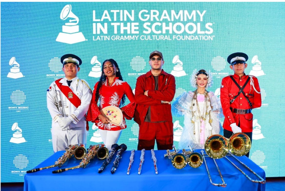 Boza y Latin Grammy en las Escuelas™ donan instrumentos al Instituto Rubiano