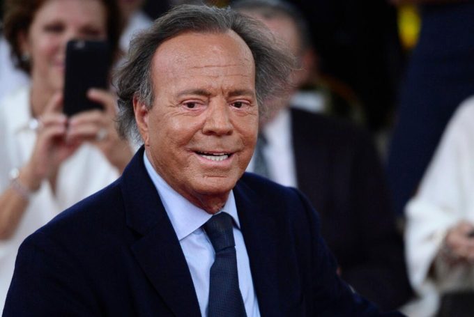 Julio Iglesias contrata a un abogado para hacer frente a las acusaciones de abusos sexuales