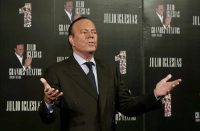 Julio Iglesias estalla y publica mensajes que le enviaban sus presuntas víctimas de acoso