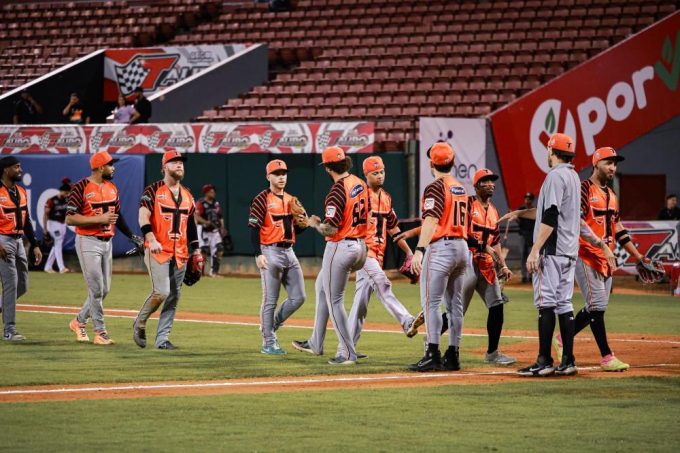 Toros del Este vencen a los Gigantes y siguen firmes en la pelea por la Serie Final