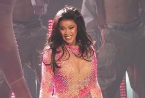 Cardi B arremete contra el ICE en el inicio de su gira “Little Miss Drama Tour”