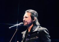 Beto Cuevas regresa a Santo Domingo con concierto acústico en el Teatro Nacional