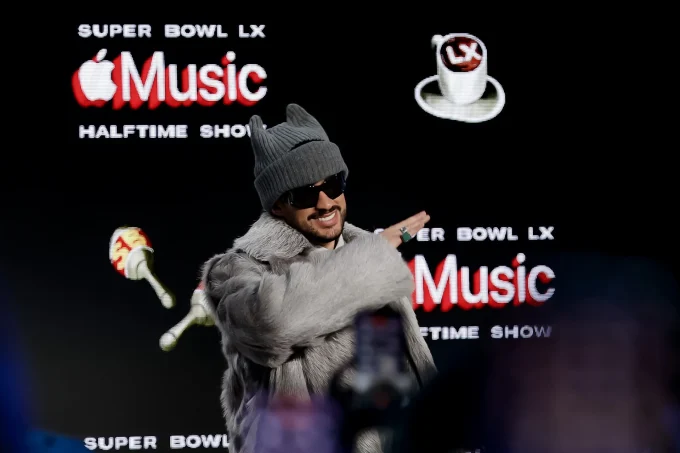 A ritmo de “Chambea” llegó Bad Bunny a la rueda de prensa del Super Bowl