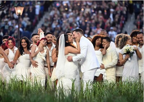 Pareja que se casó en el Super Bowl confiesa que jamás imaginó la propuesta de Bad Bunny