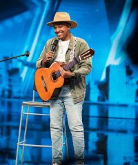 “¡Hoy se bebeeeee!” retumbó en el intro del Super Bowl en voz del dominicano Alexander Mercedes