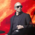 Pitbull intentará batir el récord Guinnes de calvas postizas en su concierto en Londres