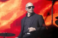 Pitbull intentará batir el récord Guinnes de calvas postizas en su concierto en Londres