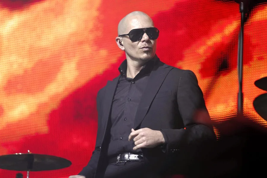 Pitbull intentará batir el récord Guinnes de calvas postizas en su concierto en Londres