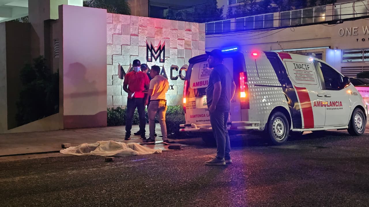 INACIF levanta cuerpo de ciudadana canadiense fallecida tras lanzarse de torre del Ensanche Paraíso