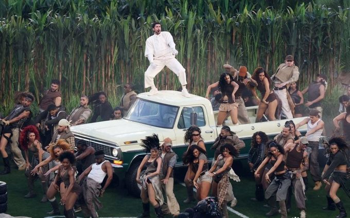 Bad Bunny arranca con "Tití me preguntó" su actuación del descanso del Super Bowl