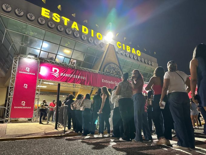 A horas del concierto de Juan Luis Guerra 4.40, miles comienzan a llenar el Estadio Cibao en Santiago