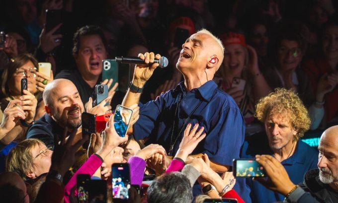 Eros Ramazzotti da inicio a su gira “Una Historia Importante World Tour” en París