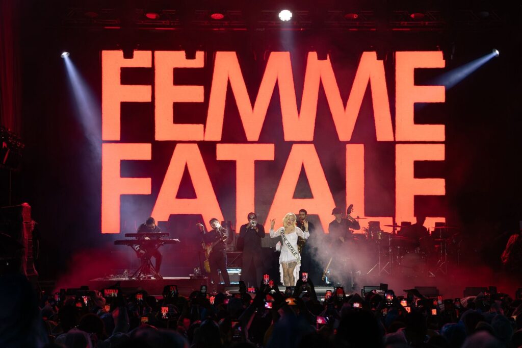 A pesar de la lluvia, más de seis mil fanáticos celebraron los 10 años de Isle of Light - Noticias de hoy en República Dominicana | De Último Minuto