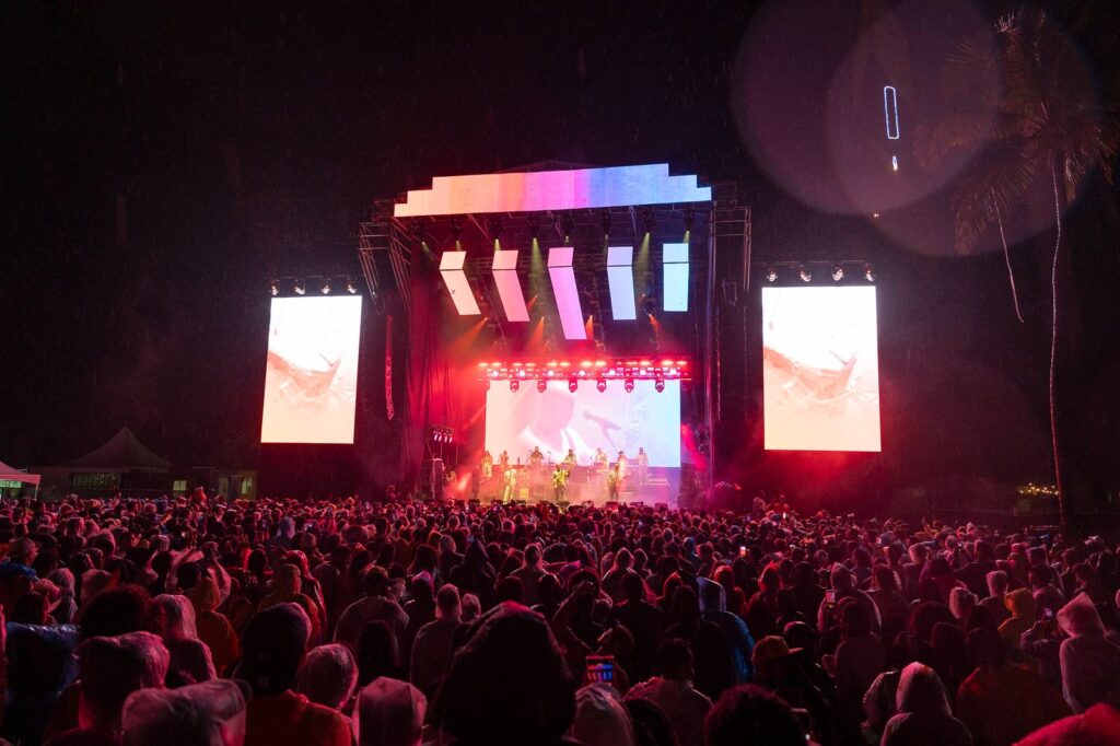 A pesar de la lluvia, más de seis mil fanáticos celebraron los 10 años de Isle of Light - Noticias de hoy en República Dominicana | De Último Minuto