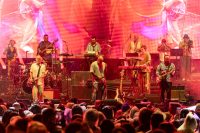 A pesar de la lluvia, más de seis mil fanáticos celebraron los 10 años de Isle of Light