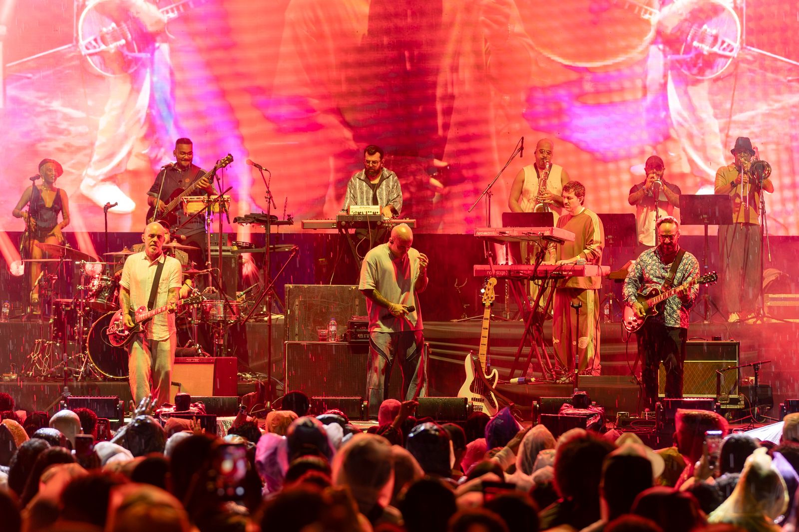 A pesar de la lluvia, más de seis mil fanáticos celebraron los 10 años de Isle of Light