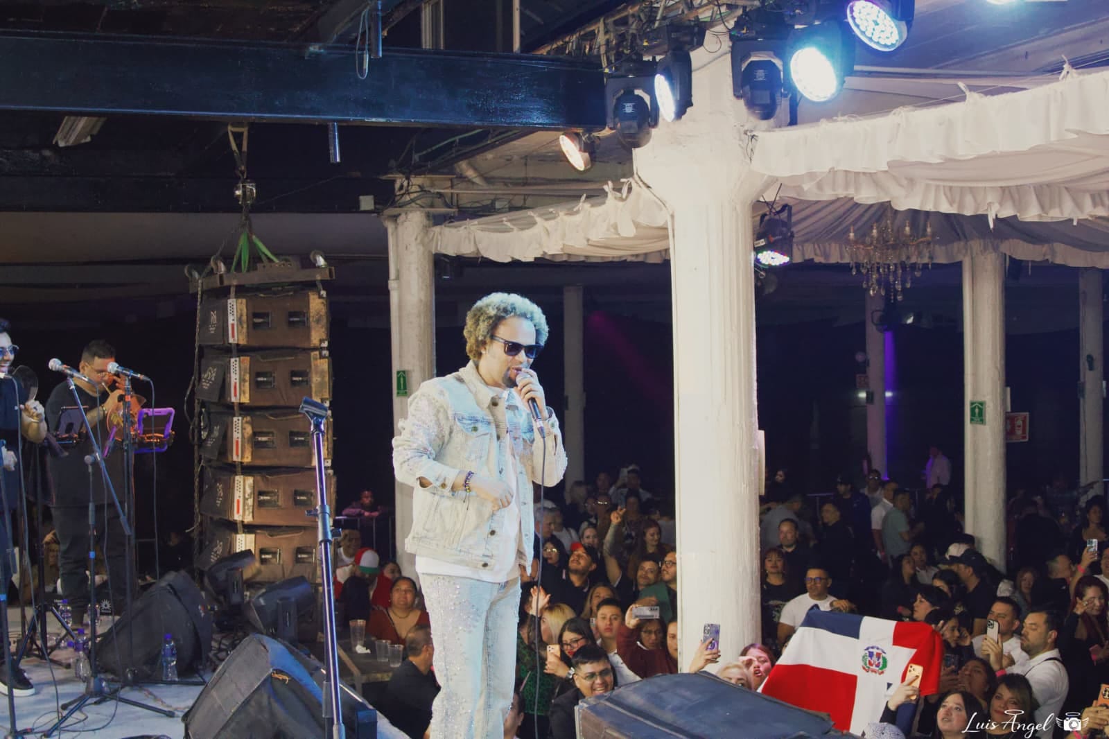 Amarfis celebra 26 años de carrera con concierto a casa llena en México