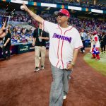 Santiago Matías recibe el amor de sus fanáticos en Miami durante el partido RD vs. Venezuela