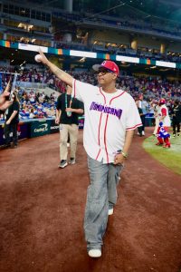 Santiago Matías recibe el amor de sus fanáticos en Miami durante el partido RD vs. Venezuela