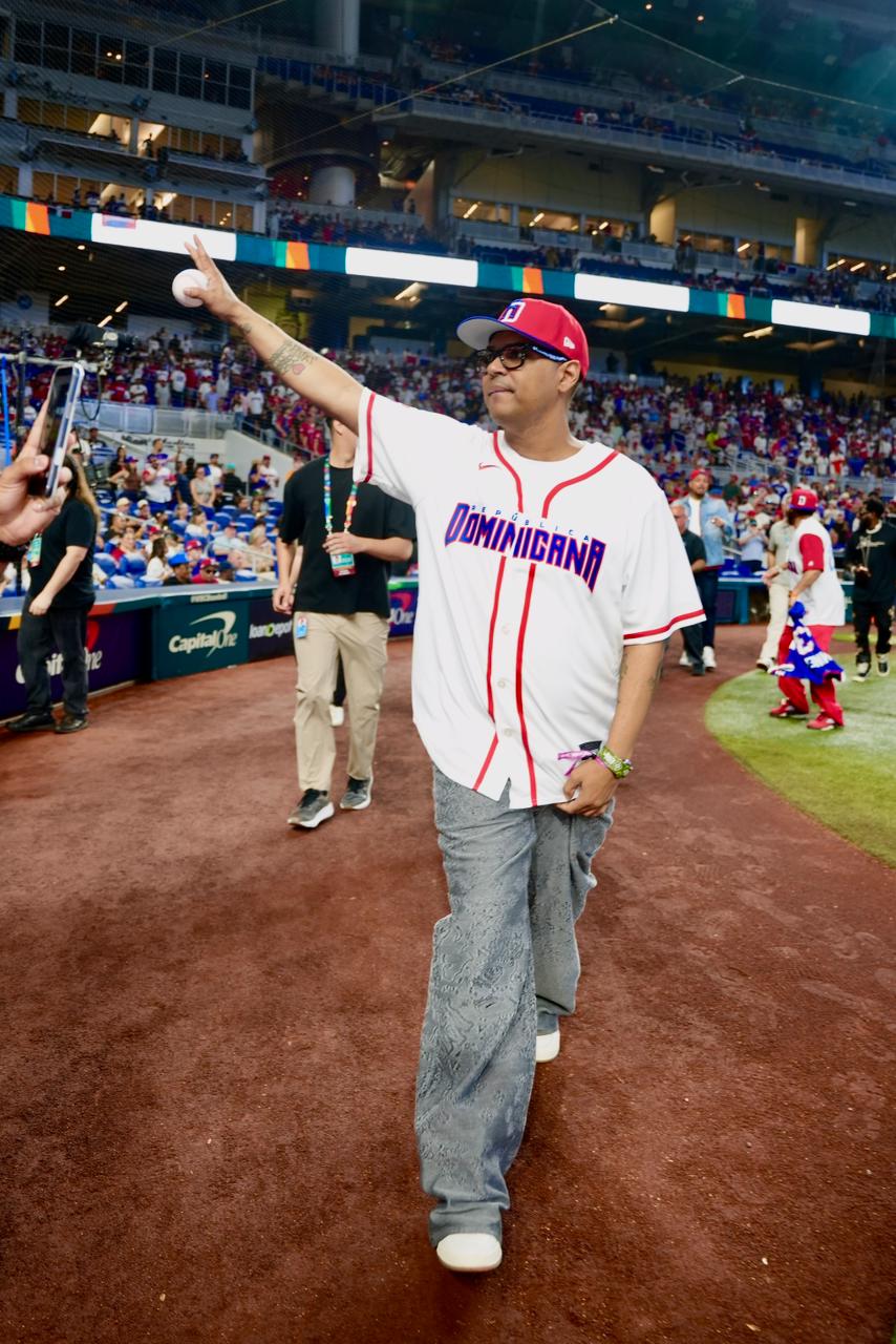 Santiago Matías recibe el amor de sus fanáticos en Miami durante el partido RD vs. Venezuela
