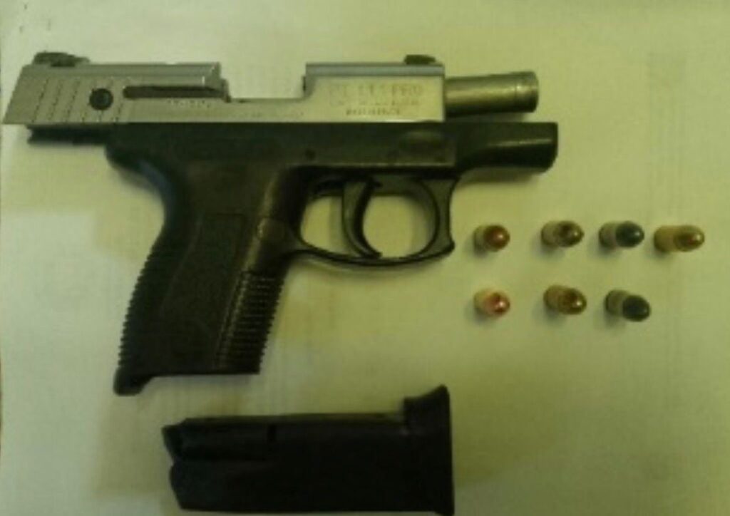 Policía Nacional ocupa arma de fuego ilegal durante allanamiento en La Vega - Noticias de hoy en República Dominicana | De Último Minuto