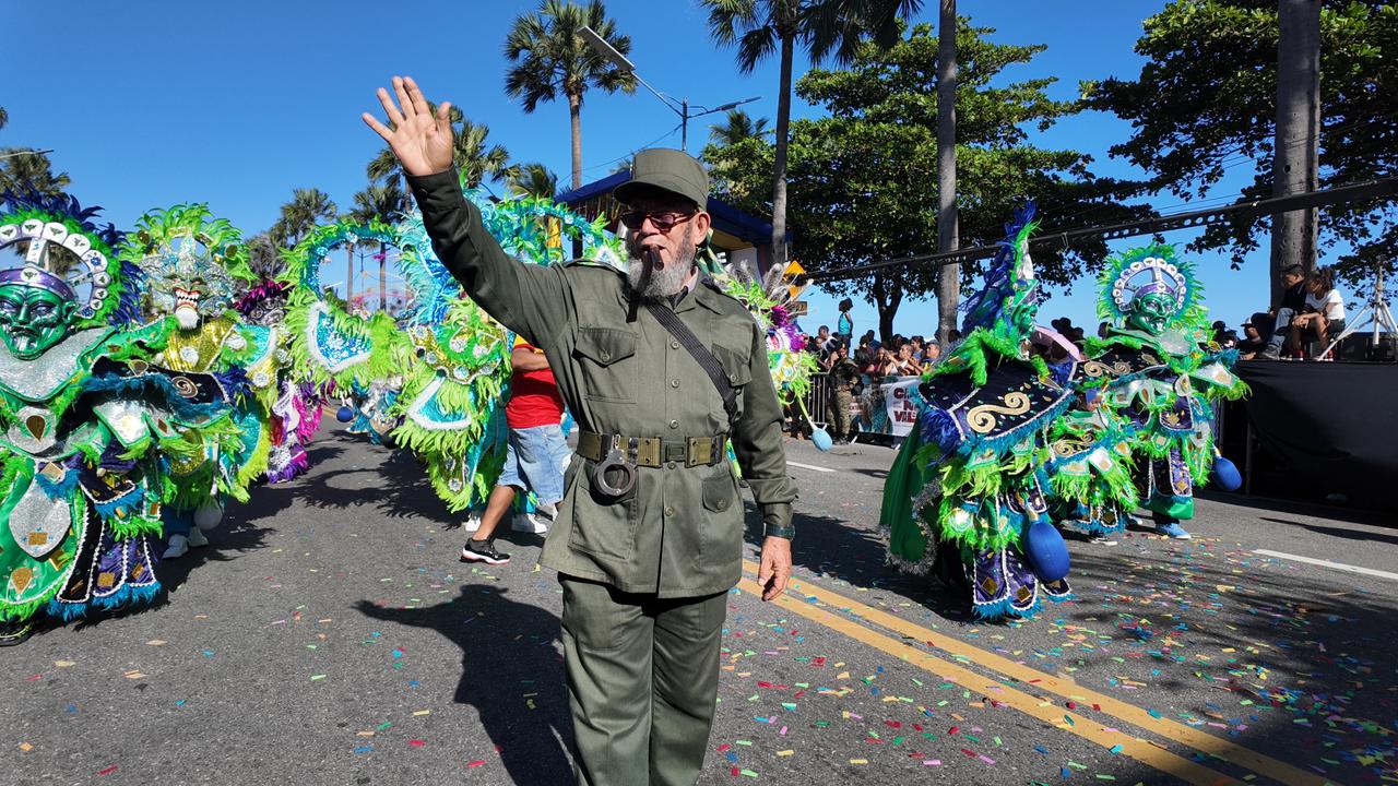 Comparsas y personajes de todo el país deslumbran en el Desfile Nacional de Carnaval 2026