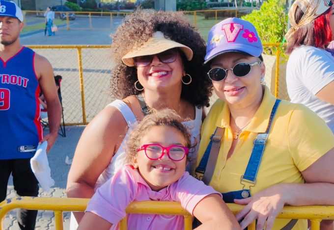 Cientos de dominicanos y turistas se dejan contagiar por la alegría del Carnaval Dominicano en el Desfile Nacional