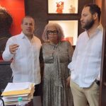 Emilio y Raeldo López agradecen a César Suárez Jr. aceptar solicitud de participación de Martha Candela en Premios Soberano