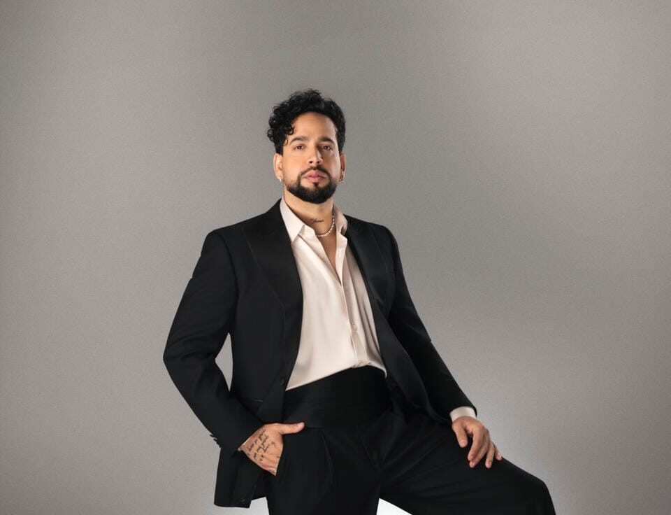 Lemar brilla en Premios Soberano 2026 honrando sus raíces con traje contemporáneo de Wilson Alcequiez