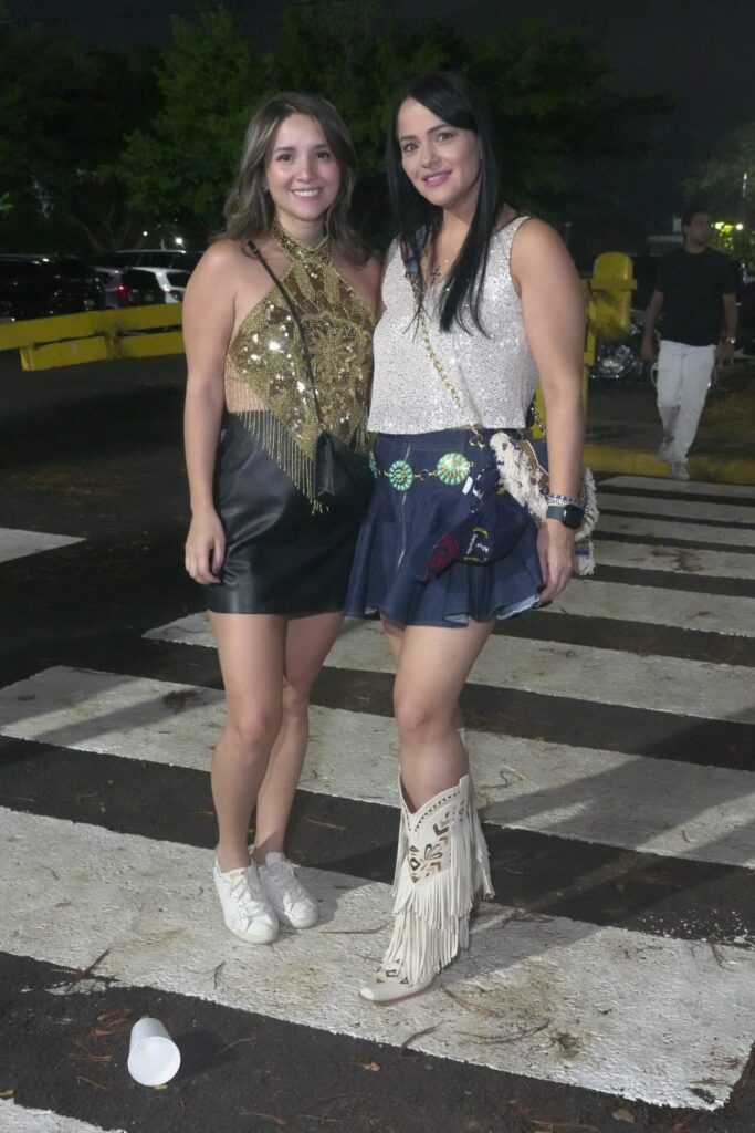 Fanáticos derrochan brillo, transparencia y mucha actitud en concierto de David Guetta | 7 | Fanáticos derrochan brillo, transparencia y mucha actitud en concierto de David Guetta - Noticias de hoy en República Dominicana | De Último Minuto