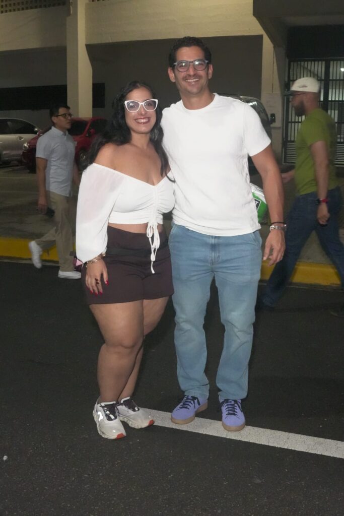 Fanáticos derrochan brillo, transparencia y mucha actitud en concierto de David Guetta | 3 | Fanáticos derrochan brillo, transparencia y mucha actitud en concierto de David Guetta - Noticias de hoy en República Dominicana | De Último Minuto